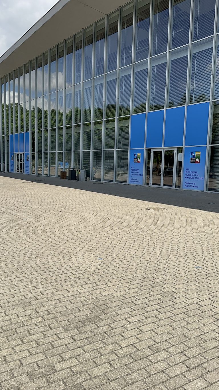 Vitrinų apipavidalinimas_Nato Summit